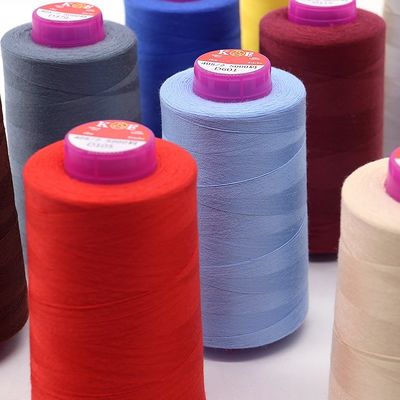 Bajo MOQ 40/2 5000yds hilo de costura de poliéster para la máquina de costura con 100% de poliéster