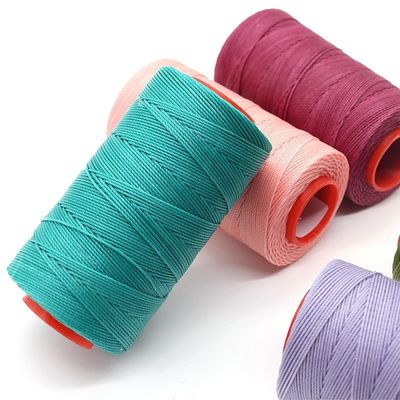 Riqueza de colores 210d Poliéster hilo encerado para coser material de cuero cono plástico