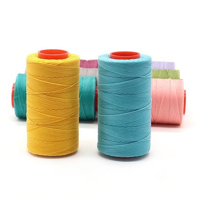 Riqueza de colores 210d Poliéster hilo encerado para coser material de cuero cono plástico