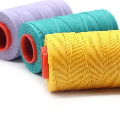 Riqueza de colores 210d Poliéster hilo encerado para coser material de cuero cono plástico