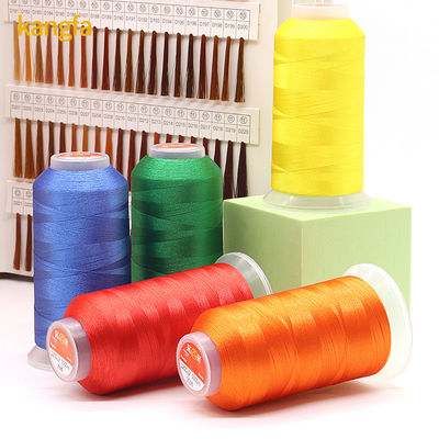 Bajo encogimiento de varios paquetes de colores de hilo de bordado de poliéster 5000M para todas las máquinas