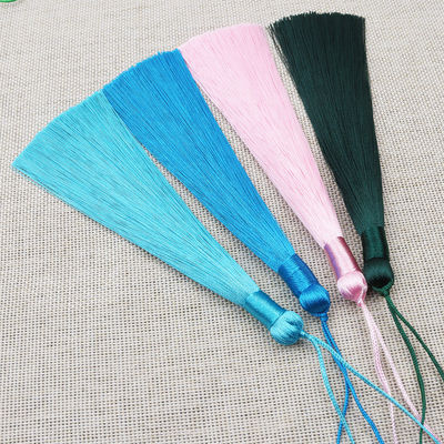 Color tintado con cepillo antistático de 8 cm de seda Fringe Tassel llavero para decoración de bolsas de fiesta