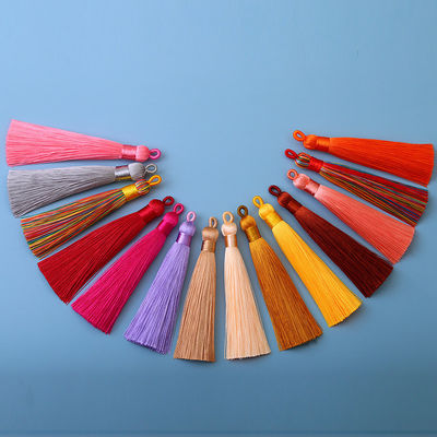 Color tintado con cepillo antistático de 8 cm de seda Fringe Tassel llavero para decoración de bolsas de fiesta
