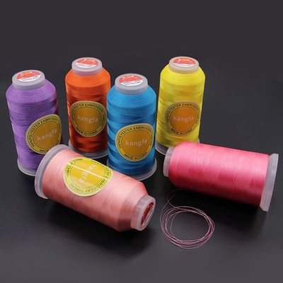 120D/2 100% hilo de bordado de poliéster para la máquina de bordado 4000Yard/cone 700 colores