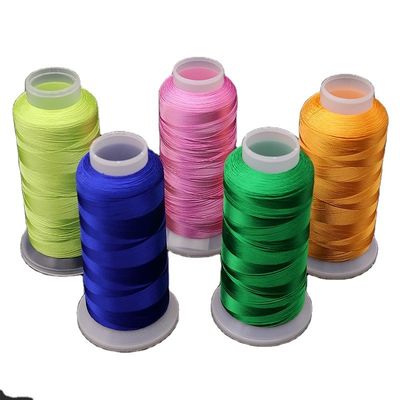4000m hilo de bordado de poliéster informático en diferentes colores para la máquina de bordado