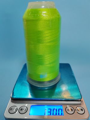 4000m hilo de bordado de poliéster informático en diferentes colores para la máquina de bordado