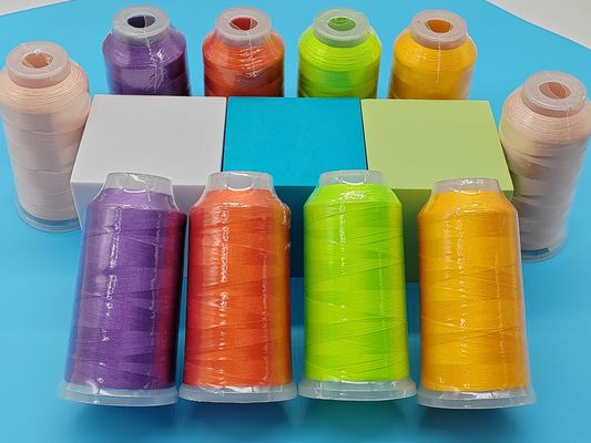 4000m hilo de bordado de poliéster informático en diferentes colores para la máquina de bordado