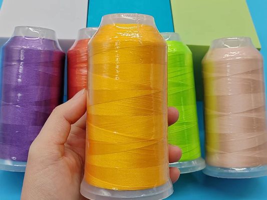 4000m hilo de bordado de poliéster informático en diferentes colores para la máquina de bordado